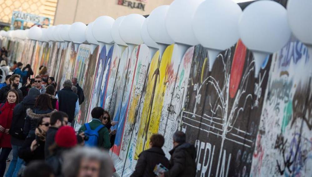 Globos de luz junto al muro de Berlín