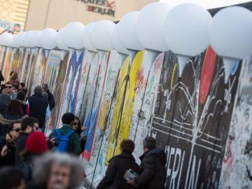 Globos de luz junto al muro de Berlín