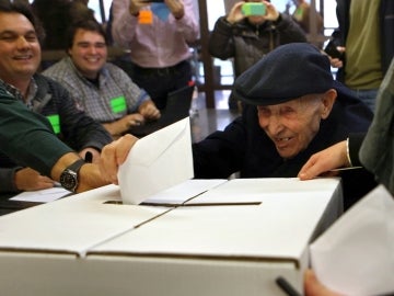 Un anciano de 93 deposita su papeleta Un anciano de 93 deposita su papeleta