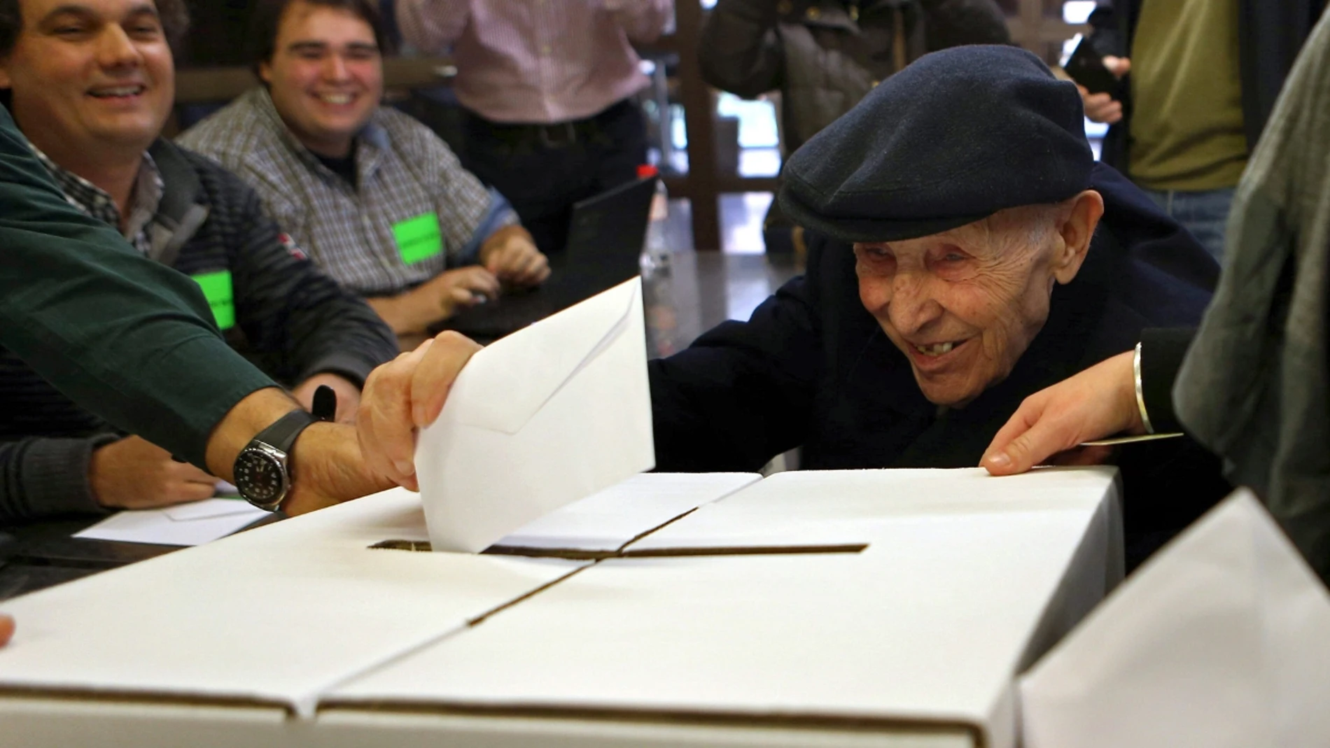 Un anciano de 93 deposita su papeleta Un anciano de 93 deposita su papeleta