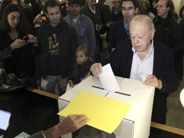 El expresidente de la Generalitat Jordi Pujol acude a votar