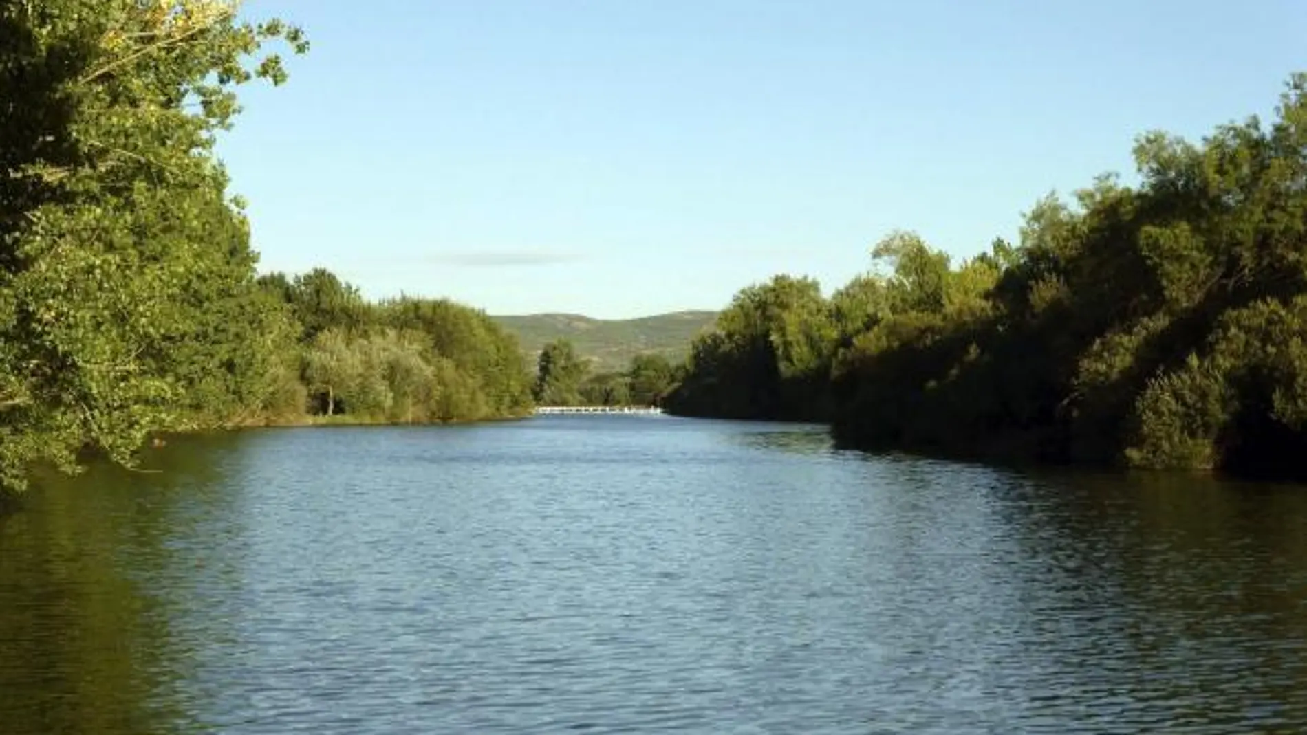 Imagen de archivo de un paisaje natural con agua
