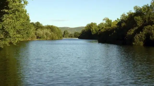 Imagen de archivo de un paisaje natural con agua Imagen de archivo de un paisaje natural con agua