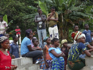 Varias personas asisten a un funeral en Liberia