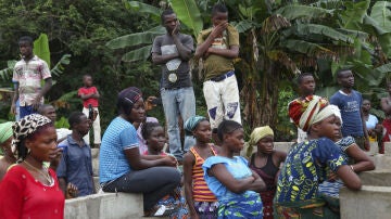 Varias personas asisten a un funeral en Liberia