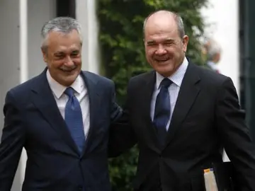 José Antonio Griñán y Manuel Chaves tras una reunión. José Antonio Griñán y Manuel Chaves tras una reunión.