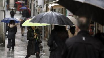 Ocho provincias en alerta por lluvia, viento y olas