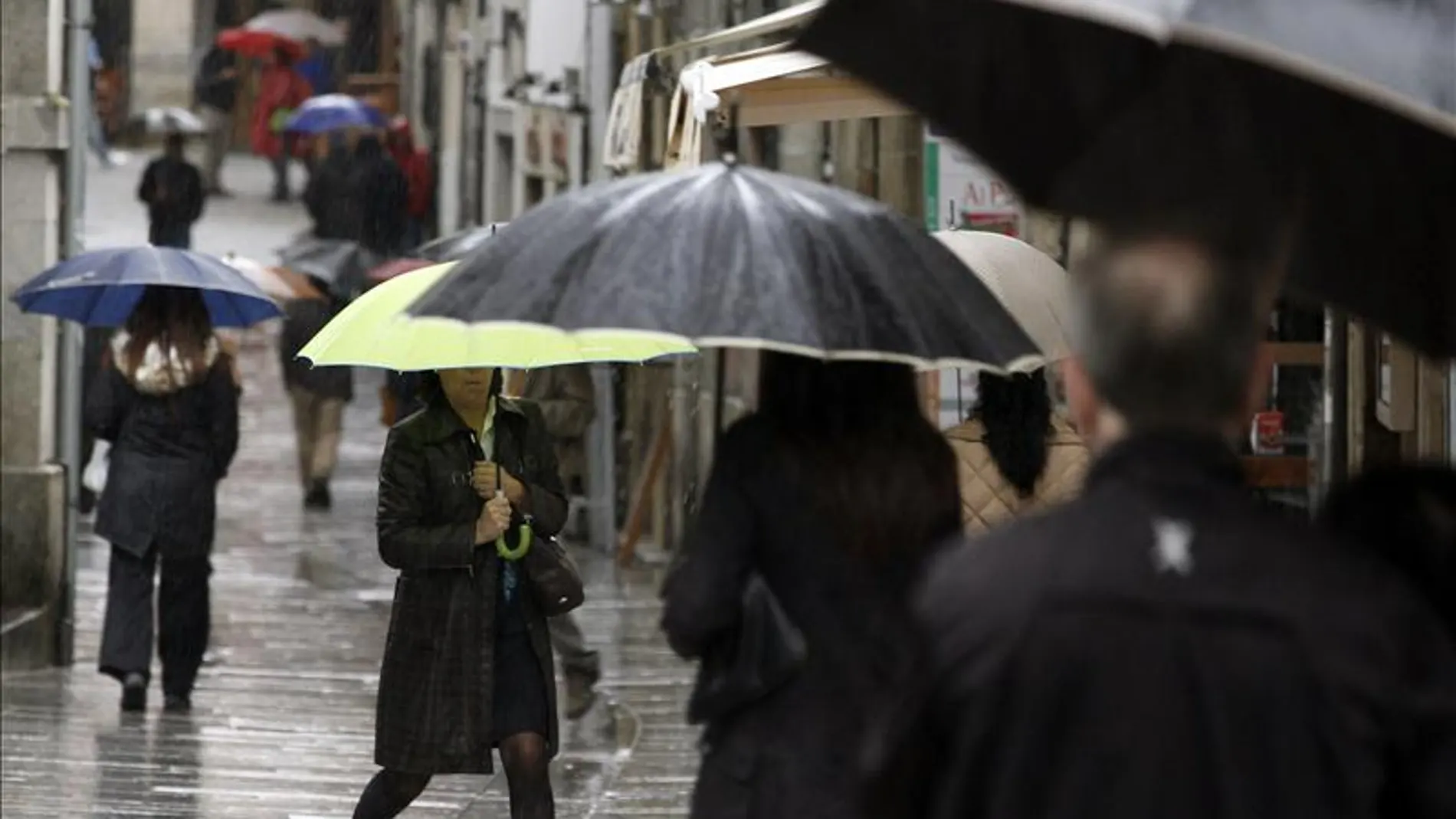 Ocho provincias en alerta por lluvia, viento y olas Ocho provincias en alerta por lluvia, viento y olas