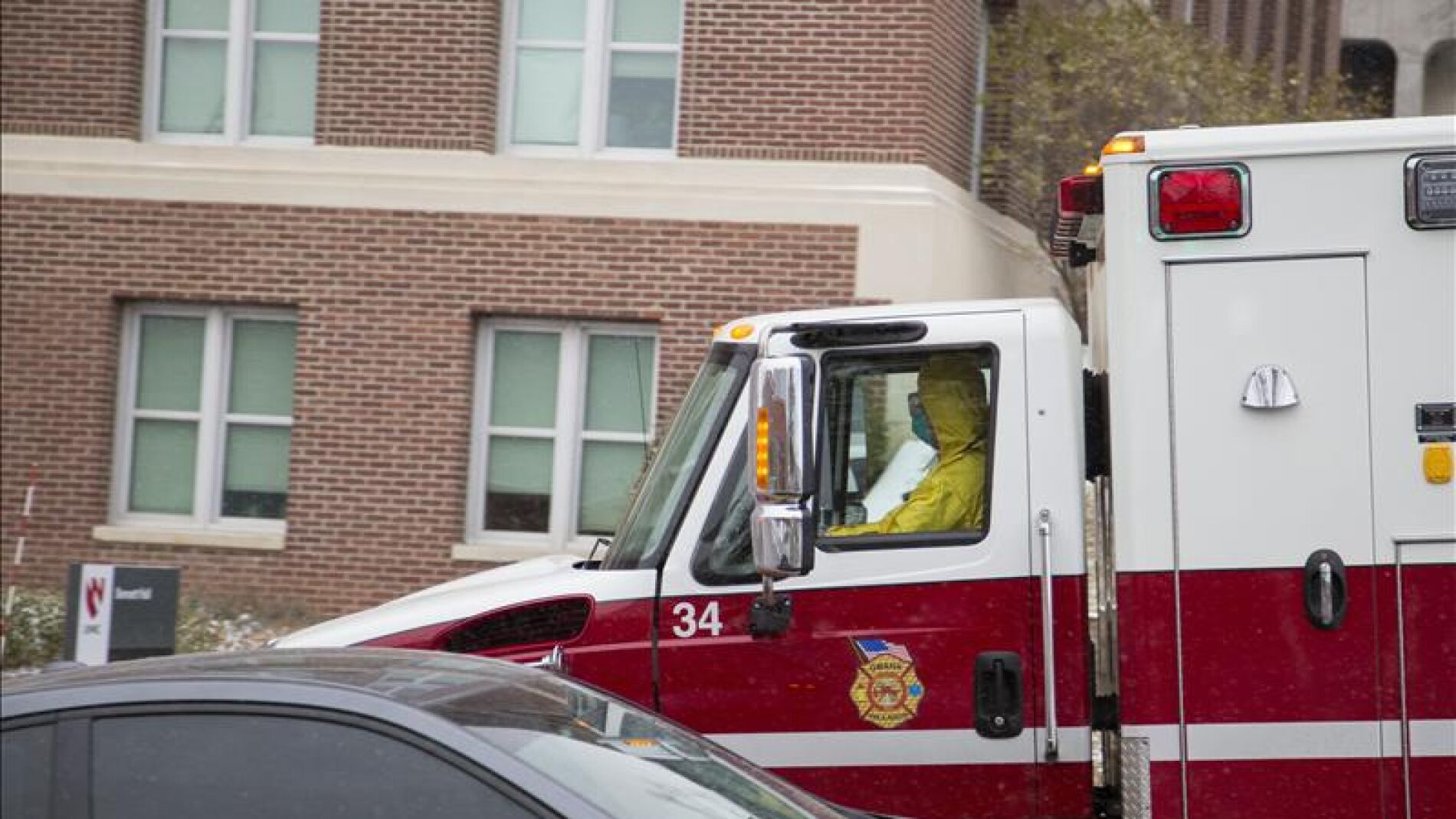Un facultativo infectado por &eacute;bola en Sierra Leona a su llegada a un hospital de Nebraska.