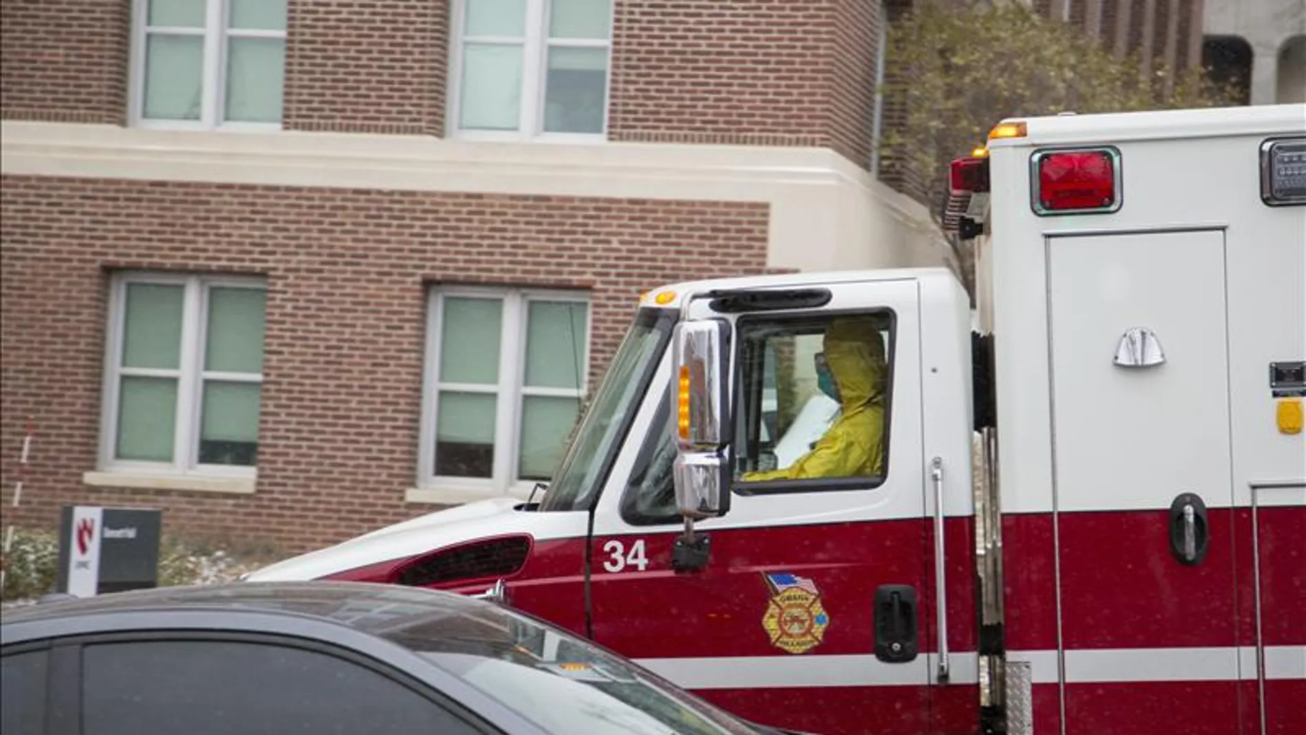 Un facultativo infectado por ébola en Sierra Leona a su llegada a un hospital de Nebraska. Un facultativo infectado por ébola en Sierra Leona a su llegada a un hospital de Nebraska.