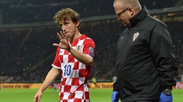 Luka Modric se retira lesionado en el partido disputado en Milán