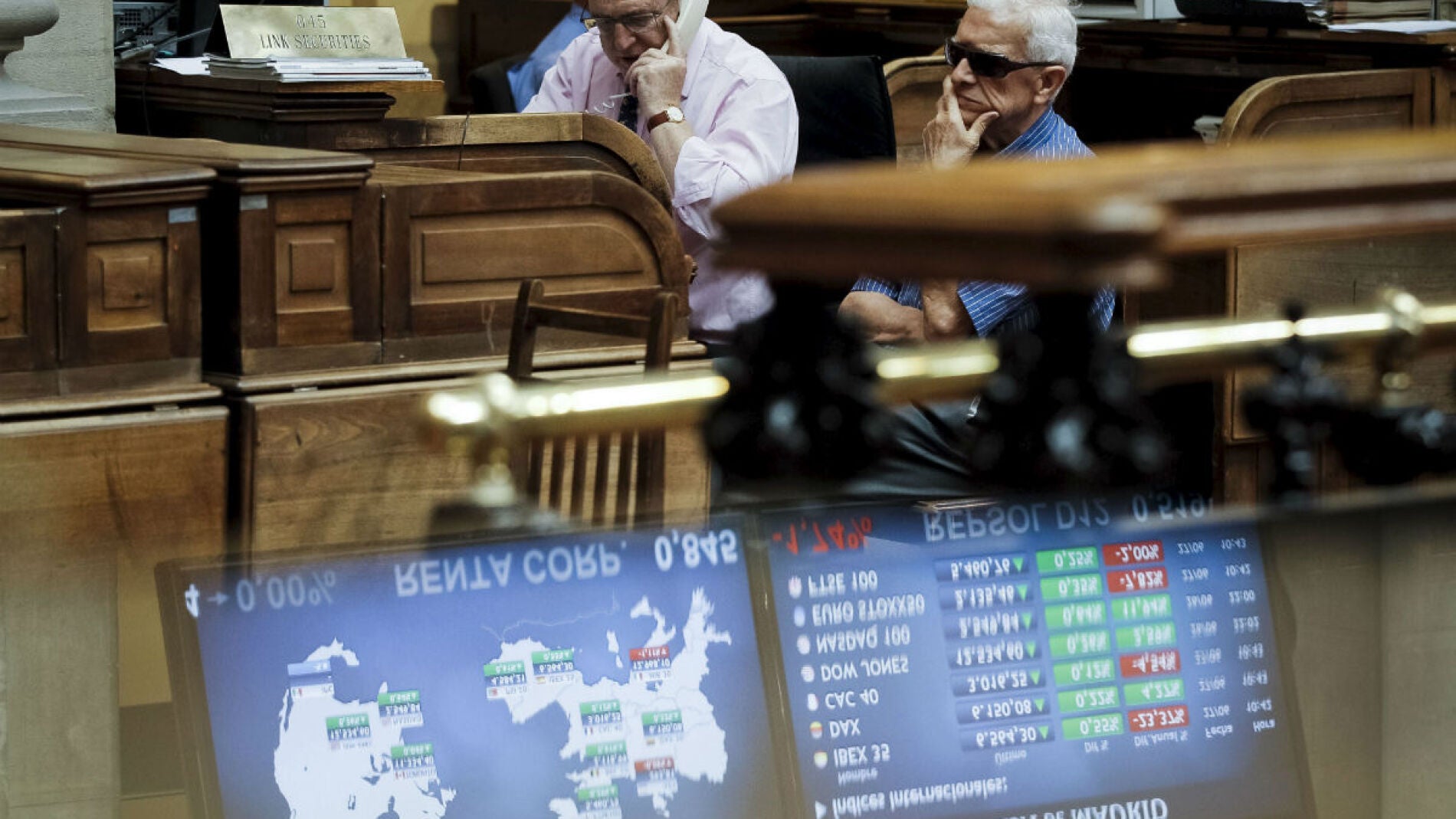 Inversores en el parqu&eacute; de la Bolsa de Madrid