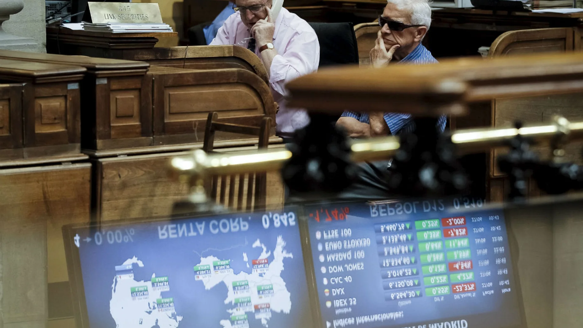 Inversores en el parqué de la Bolsa de Madrid Inversores en el parqué de la Bolsa de Madrid