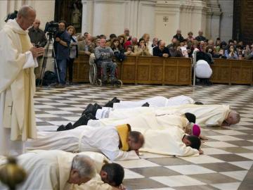 El arzobispo de Granada pide perdón por los "escándalos" de la Iglesia