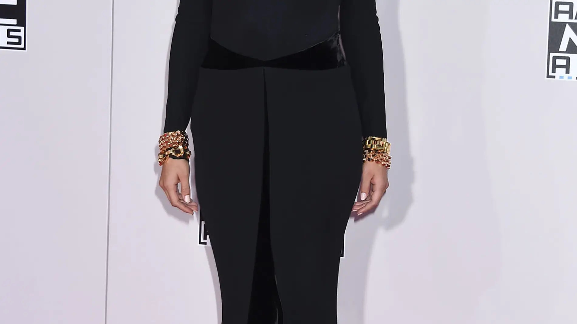 Selena Gomez, muy elegante con vestido negro y pendientes en naranja