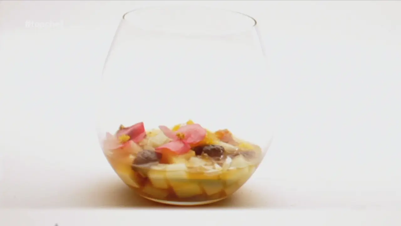 Ensalada de frutas y té verde