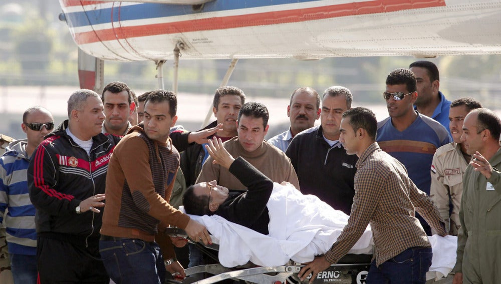 Mubarak es trasladado en helicóptero