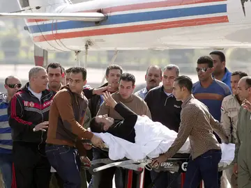 Mubarak es trasladado en helicóptero Mubarak es trasladado en helicóptero