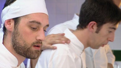 David ignora a Fran en la cocina dejándole con la palabra en la boca