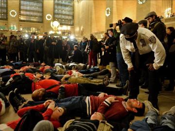 Un grupo de personas participa en una protesta en Nueva York.