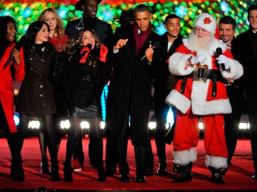 Obama bailando tras encender el árbol de Navidad de la Casa Blanca