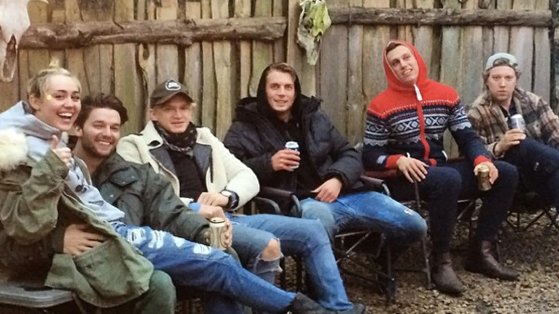 Miley Cyrus junto a los amigos de Patrick Schwarzenegger