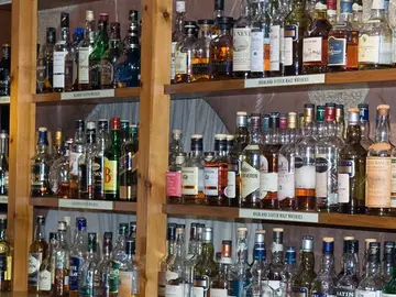 Mostrador con botellas de whisky Mostrador con botellas de whisky