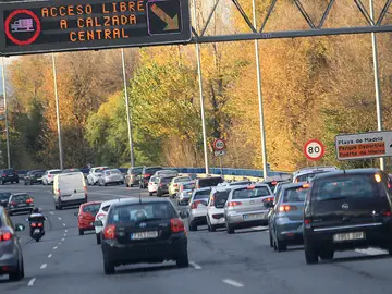 Tráfico en una carretera de entrada a Madrid Tráfico en una carretera de entrada a Madrid