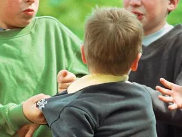 Un niño sufriendo acoso escolar Un niño sufriendo acoso escolar