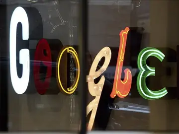 Logo de Google en sus oficinas en Nueva York Logo de Google en sus oficinas en Nueva York