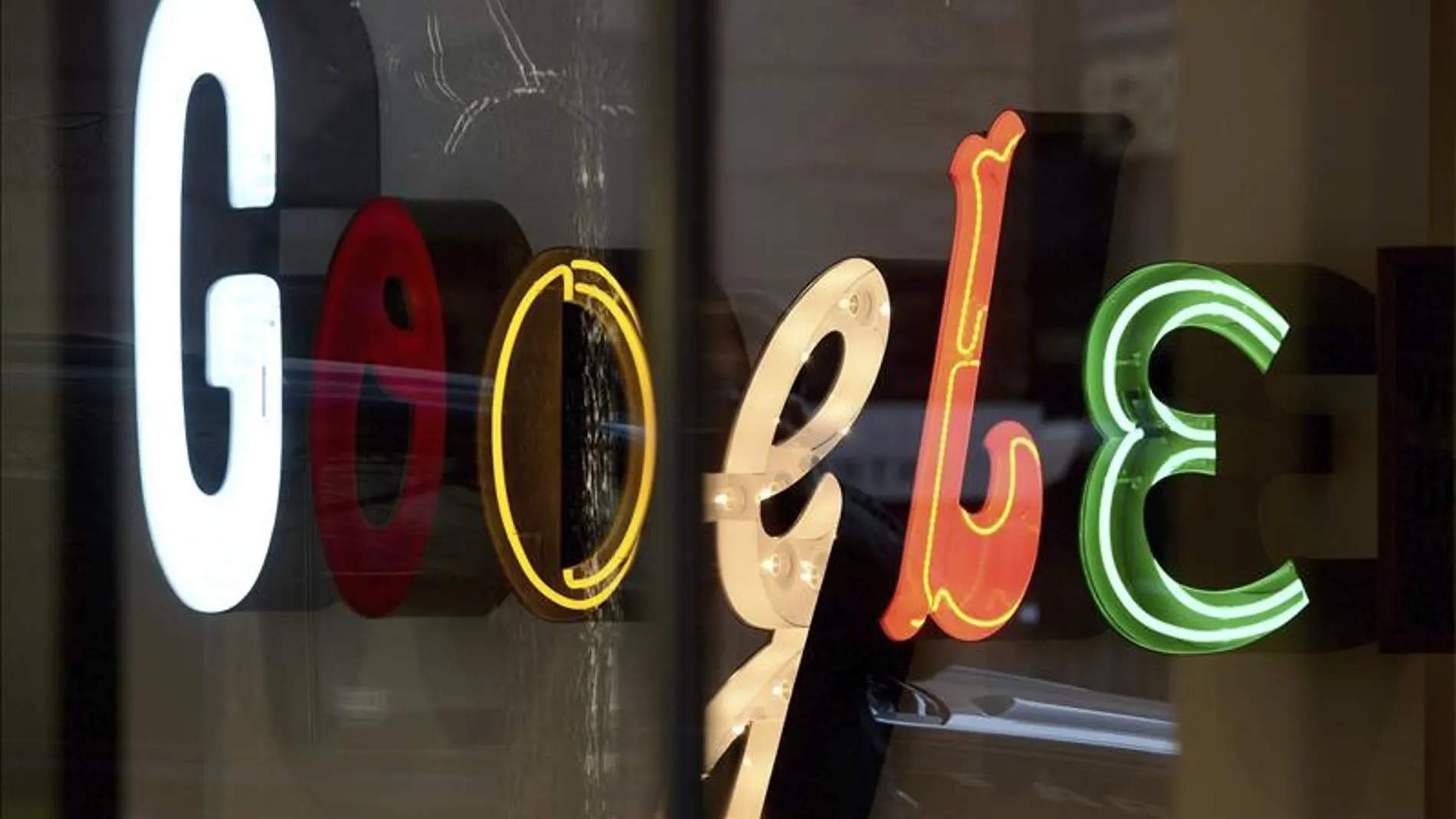 Logo de Google en sus oficinas en Nueva York Logo de Google en sus oficinas en Nueva York