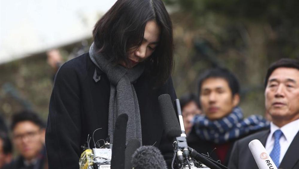 La exvicepresidenta de Korean Air, Cho Hyun-ah, pidiendo disculpas públicamente