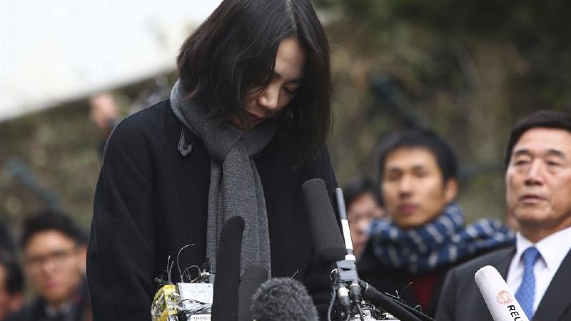 La exvicepresidenta de Korean Air, Cho Hyun-ah, pidiendo disculpas p&uacute;blicamente