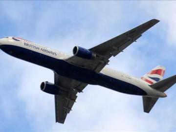Un avión de 'British Airways' volando