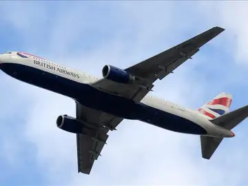 Un avión de 'British Airways' volando Un avión de 'British Airways' volando