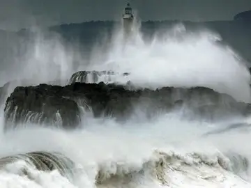 El oleaje golpea el faro de Mouro El oleaje golpea el faro de Mouro
