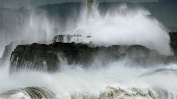 El oleaje golpea el faro de Mouro