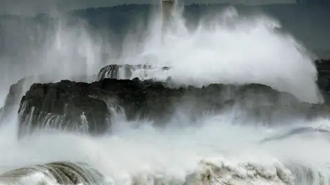 El oleaje golpea el faro de Mouro El oleaje golpea el faro de Mouro