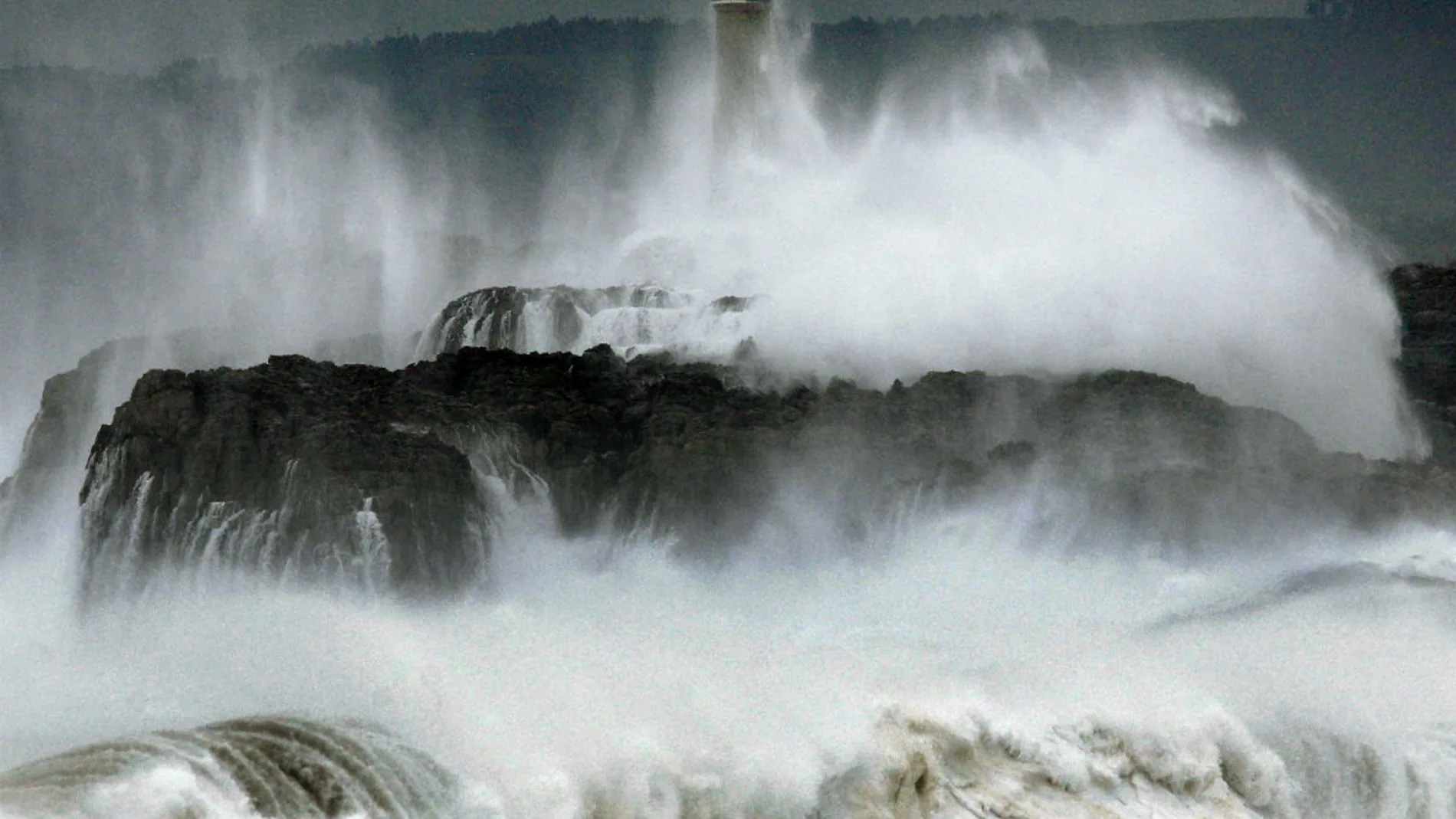 El oleaje golpea el faro de Mouro El oleaje golpea el faro de Mouro