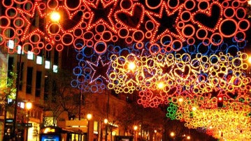 Luces navideñas en una ciudad