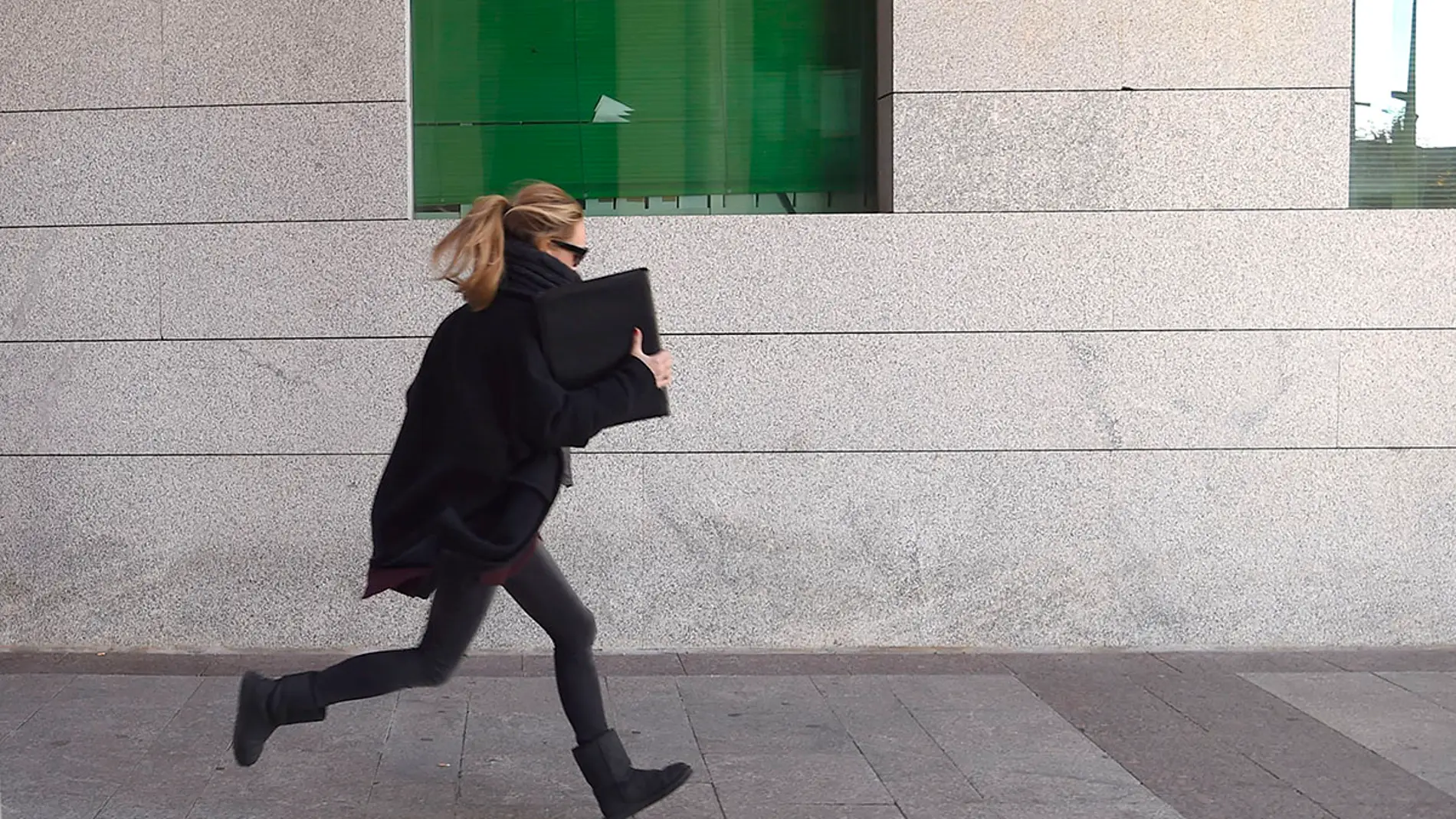 Patricia Conde sale corriendo del juzgado