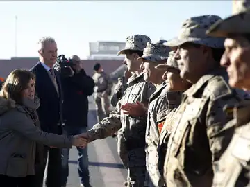 Morenés y Santamaría saludan al ejército español en Herat. Morenés y Santamaría saludan al ejército español en Herat.