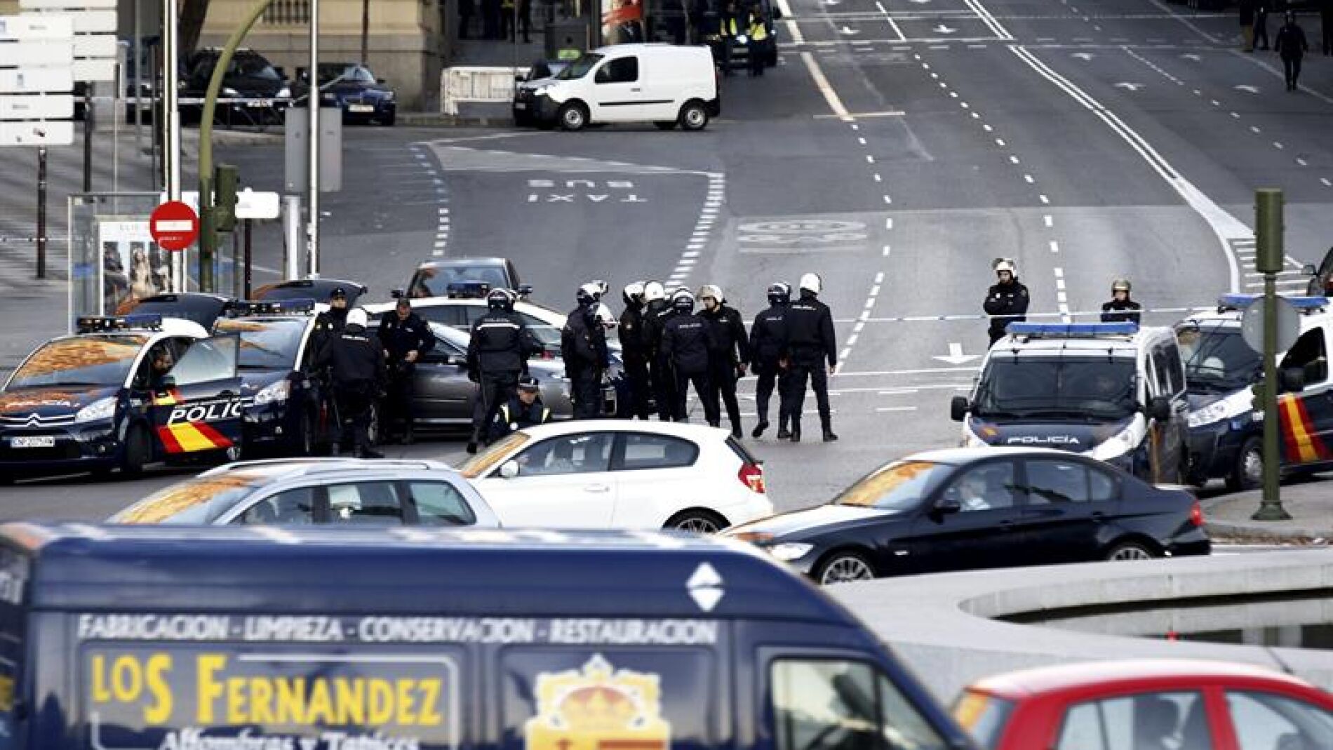 Cord&oacute;n de seguridad ante la sede del PP