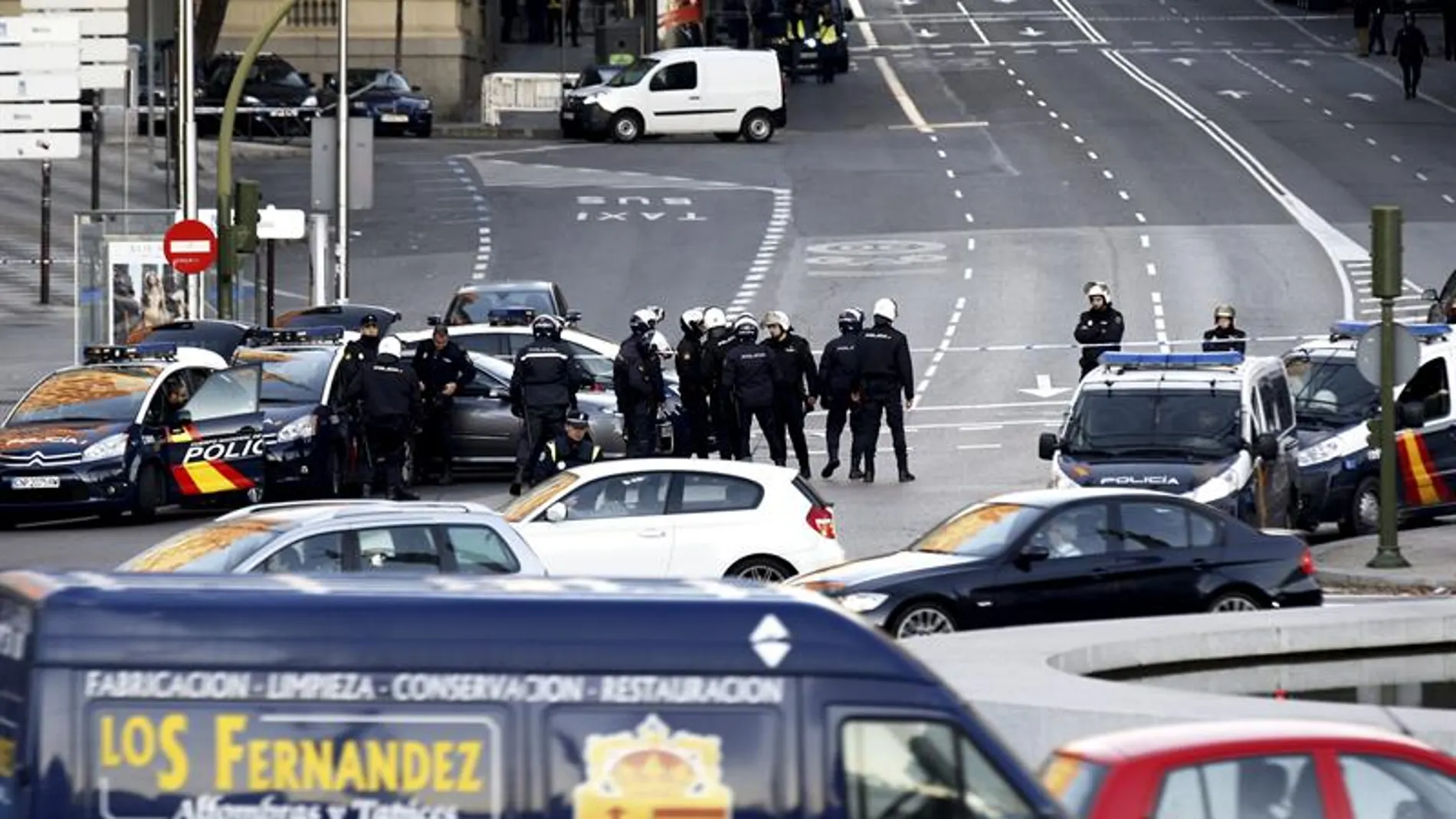 Cordón de seguridad ante la sede del PP Cordón de seguridad ante la sede del PP