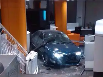 Imagen del coche empotrado en la sede del PP en Génova Imagen del coche empotrado en la sede del PP en Génova