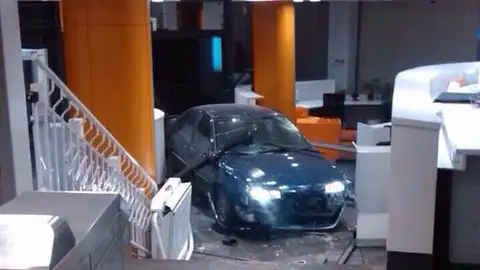 Imagen del coche empotrado en la sede del PP en Génova Imagen del coche empotrado en la sede del PP en Génova