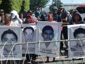  Los padres de los 43 estudiantes desaparecidos en septiembre protestan