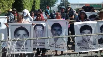  Los padres de los 43 estudiantes desaparecidos en septiembre protestan