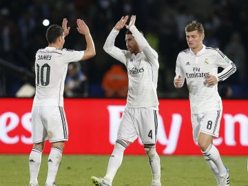 Ramos, James y Kroos celebran un gol del Real Madrid