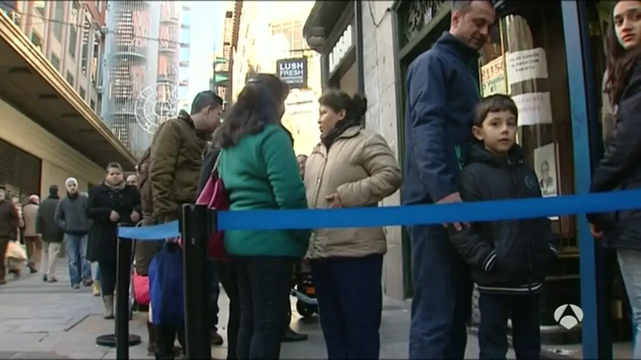 Largas colas para comprar Lotería de Navidad en las administraciones